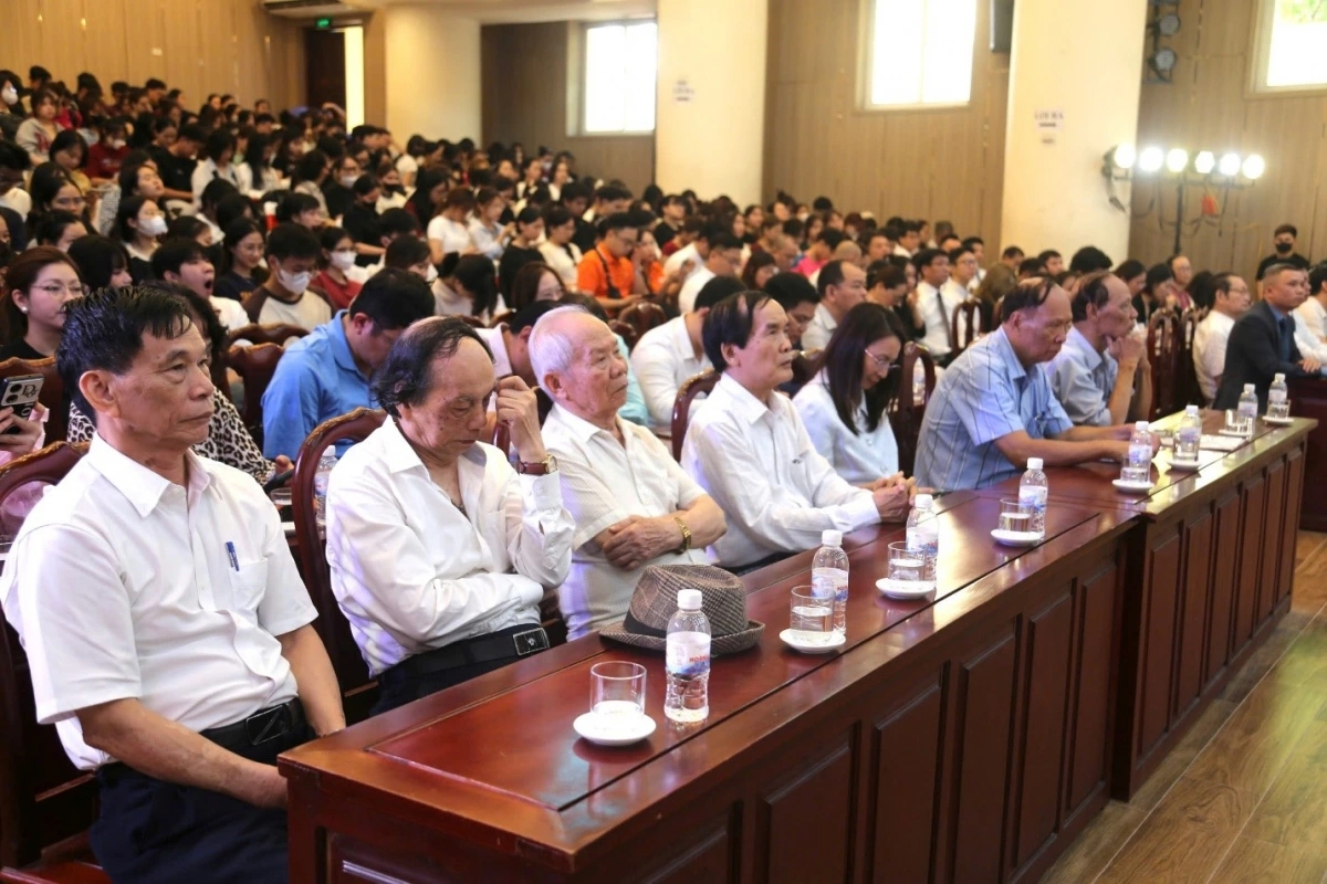 Diễn đàn “Sinh viên hỏi – Doanh nghiệp, Doanh nhân trả lời” thu hút sự tham gia của đông đảo đại biểu và sinh viên.