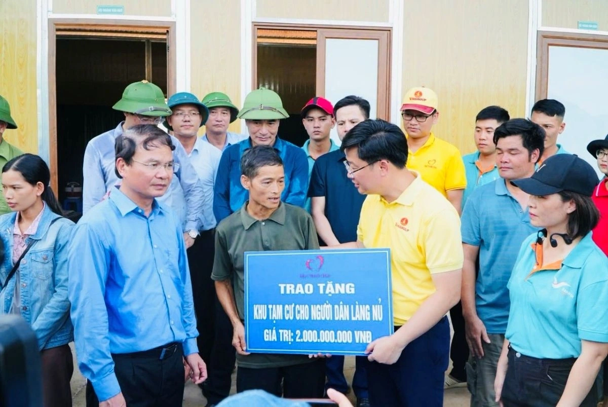 Đại diện Quỹ Thiện Tâm trao biển tượng trưng tặng khu nhà tạm ổn định cuộc sống cho bà con làng Nủ sau thảm họa do bão Yagi năm 2024