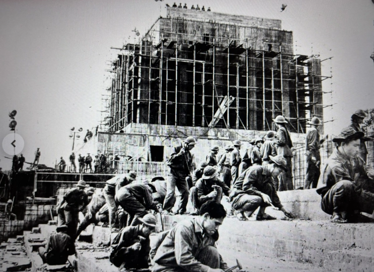 Đoàn đại biểu anh hùng, dũng sĩ quân giải phóng miền Nam tham gia xây dựng Lăng Bác, năm 1974.