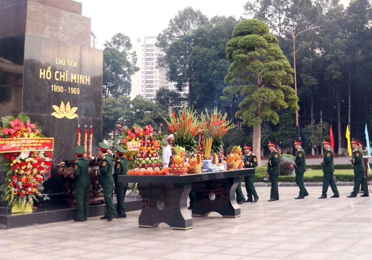 Đoàn đại biểu dự Đại hội dâng hoa, dâng hương và báo công Chủ tịch Hồ Chí Minh tại Đài tưởng niệm trong khuôn viên Sở Chỉ huy Quân khu 7