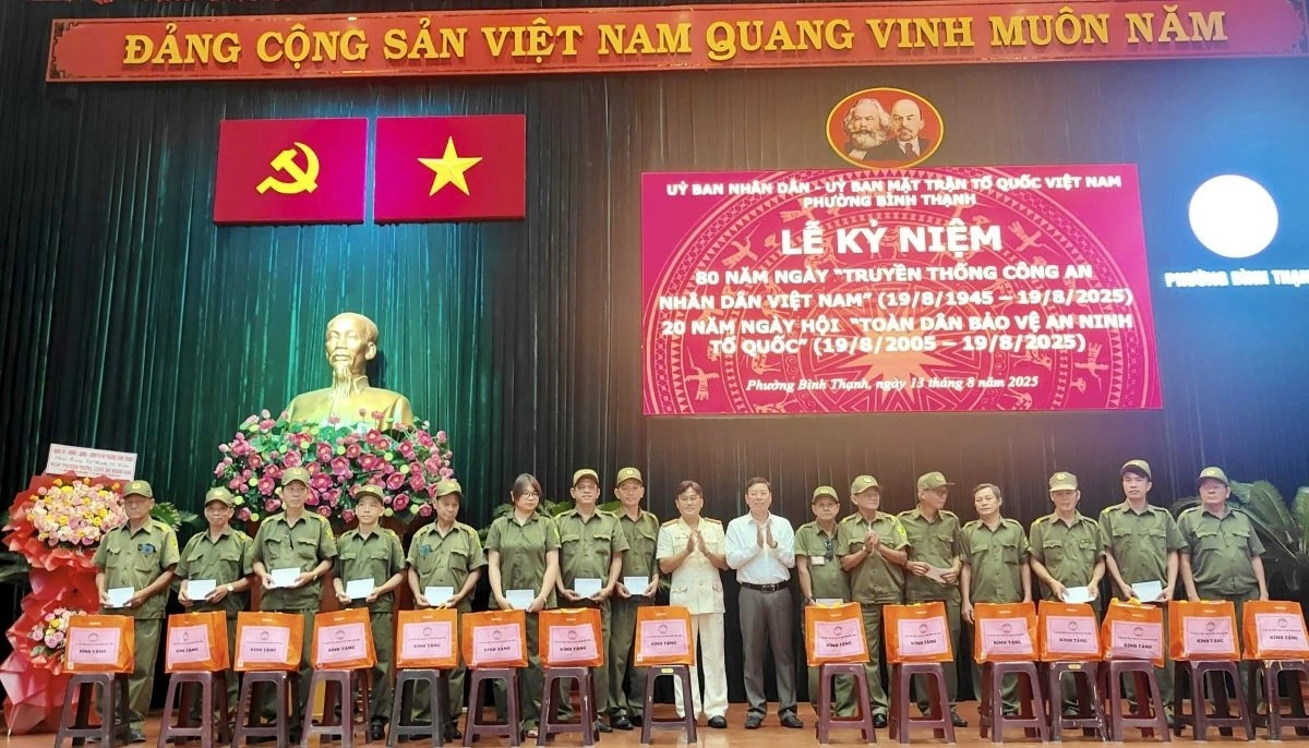 Tặng quà cho các thành viên lực lượng an ninh cơ sở phường Bình Thạnh