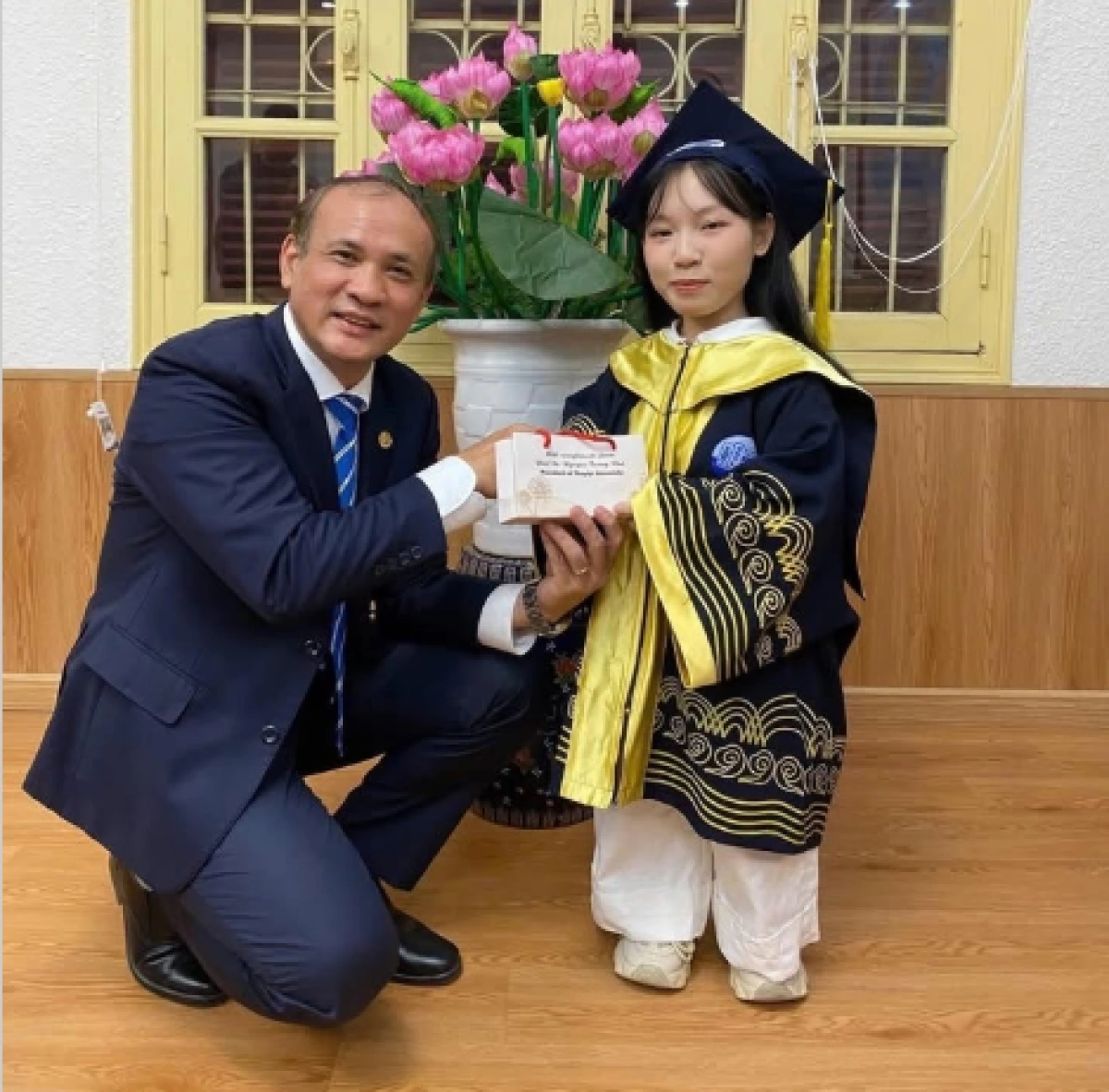 GSTS Nguyễn Trung Việt - Hiệu trưởng Trường ĐH Thủy lợi tặng hoa và quà chúc mừng tân cử nhân Nguyễn Thị Phương (Ảnh: Thu Lương)