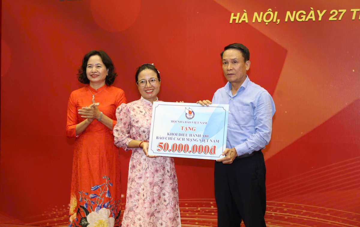 Phó Chủ tịch Thường trực Hội Nhà báo Việt Nam Nguyễn Đức Lợi trao quà của Hội Nhà báo Việt Nam cho khối Báo chí Cách mạng Việt Nam