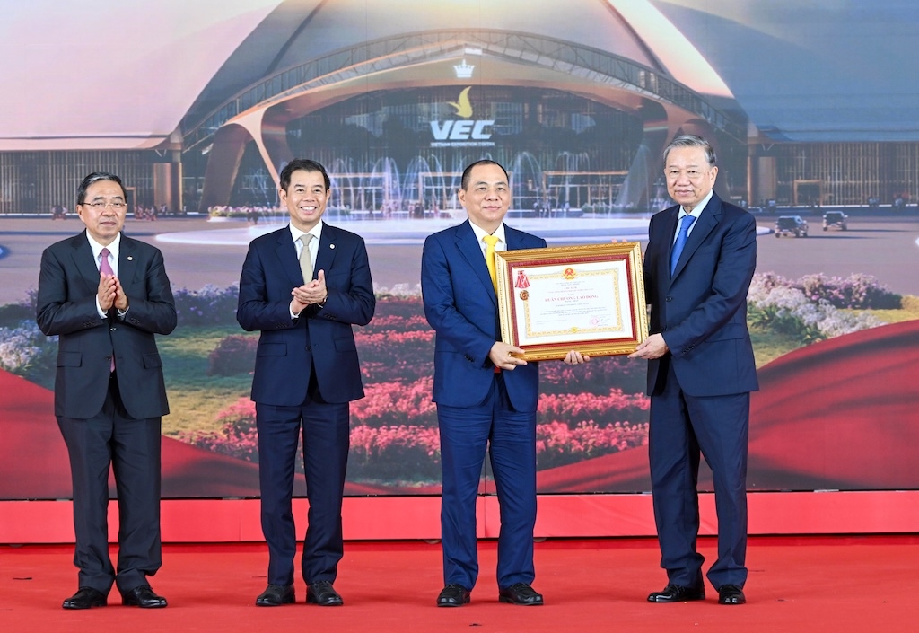 Tổng Bí thư Tô Lâm thay mặt lãnh đạo Đảng, Nhà nước trao tặng Huân chương Lao động hạng Nhất cho ông Phạm Nhật Vượng - Chủ tịch Tập đoàn Vingroup vì thành tích đặc biệt xuất sắc của Tập đoàn tại Trung tâm Hội chợ Triển lãm Quốc gia