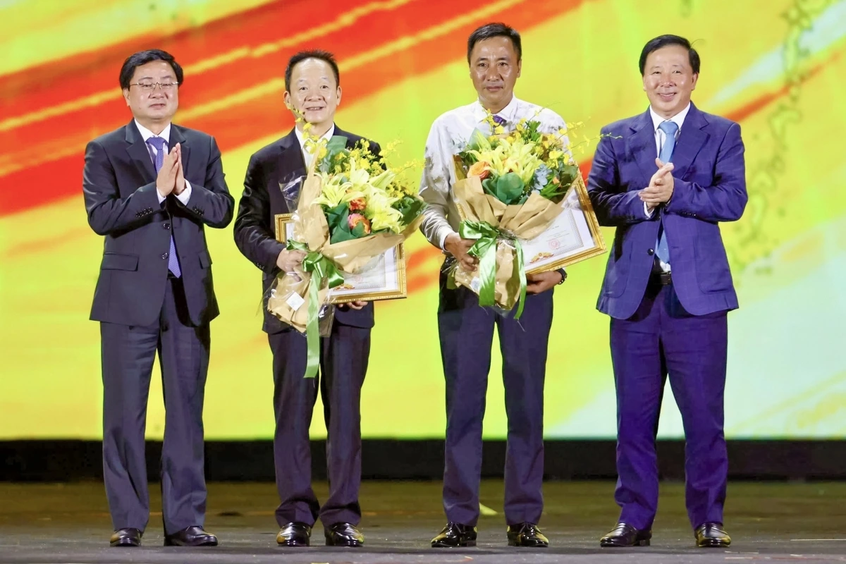Chủ tịch Ủy ban nhân dân tỉnh Tây Ninh đã trao tặng bằng khen cho Tập đoàn T&amp;T và cá nhân doanh nhân Đỗ Quang Hiển, Nhà sáng lập, Chủ tịch điều hành Tập đoàn T&amp;T Group vì những đóng góp tích cực cho sự phát triển kinh tế xã hội của địa phương