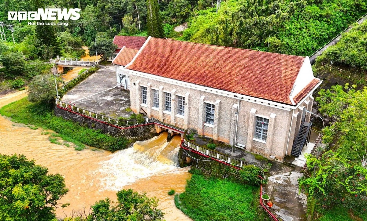 Construction of the Ankroet Hydroelectric Power Plant began in October 1942, and it was inaugurated in 1945 before officially starting electricity generation the following year.