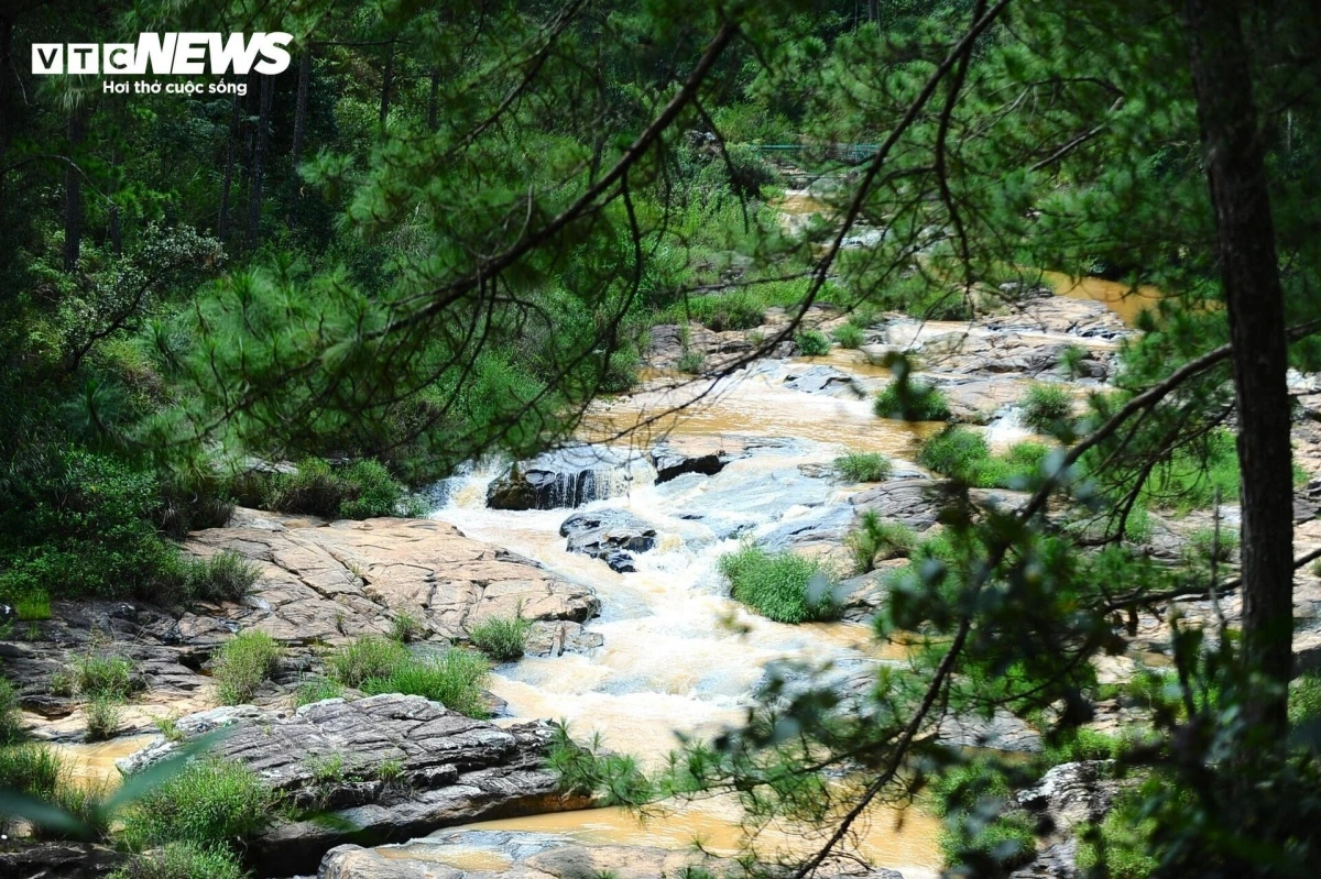 The picturesque natural scenery along the way to the hydroelectric power plant attracts many visitors.