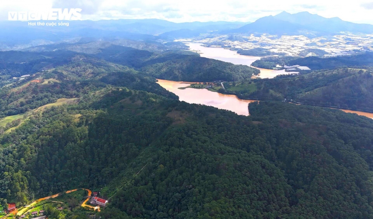 The power plant, about 12 km from Da Lat’s centre, is nestled amid pine forests and situated just below Dan Kia Lake and Suoi Vang Lake.