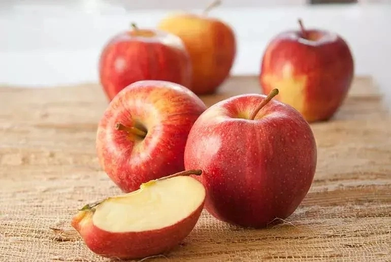 Người tiêu dùng nên ưu tiên chọn mua táo có nguồn gốc rõ ràng. (Ảnh: CCHE)