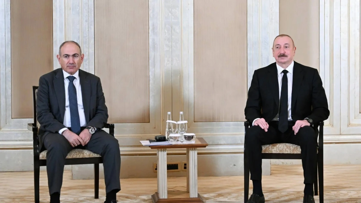 Tổng thống Azerbaijan Ilham Aliyev (phải) và Thủ tướng Armenia Nikol Pashinyan (trái) gặp nhau tại Abu Dhabi ngày 10/7/2025. Ảnh: Phủ Tổng thống Azerbaijan