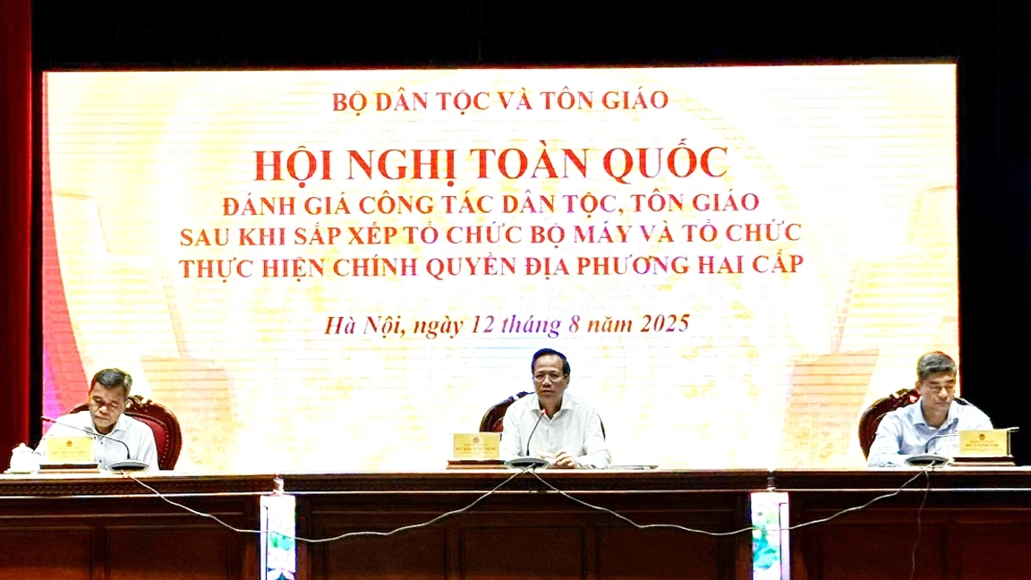 Bộ trưởng Bộ DT&amp;TG Đào Ngọc Dung, Thứ trưởng Thường trực Hồ Văn Niên, Thứ trưởng Y Vinh Tơr đồng chủ trì Hội nghị