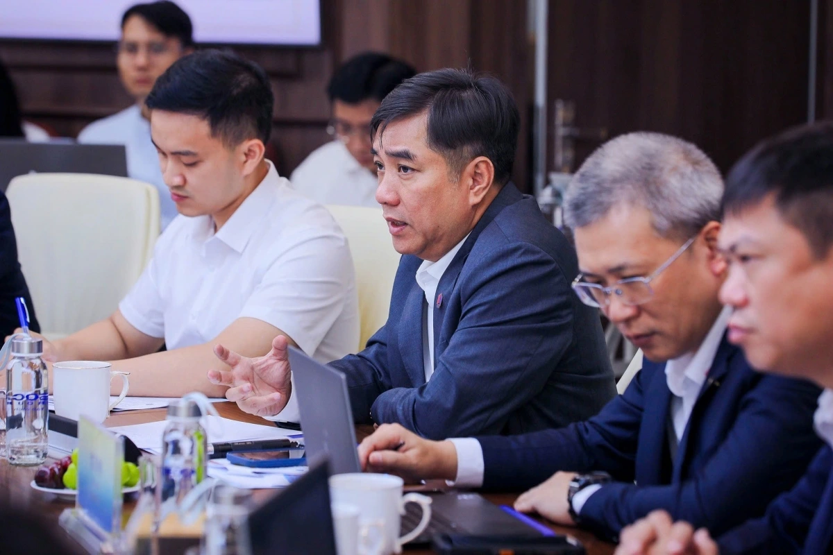 Ông Hồ Minh Hoàng – Chủ tịch HĐQT Tập đoàn Đèo Cả phát biểu tại buổi làm việc (Người thứ hai từ bên trái qua)