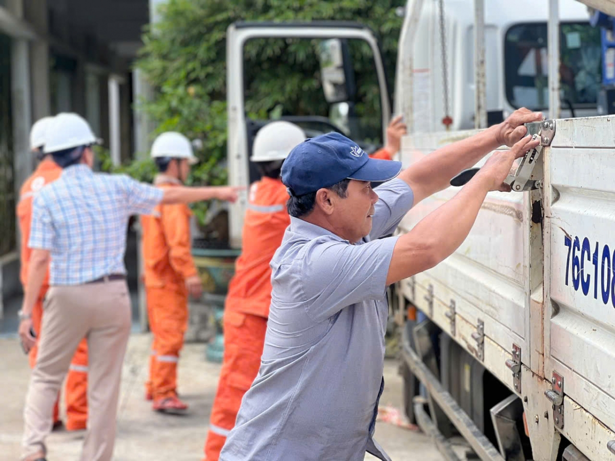 Chuẩn bị vật tư máy móc giúp Hà Tĩnh khôi phục mạng lưới điện 