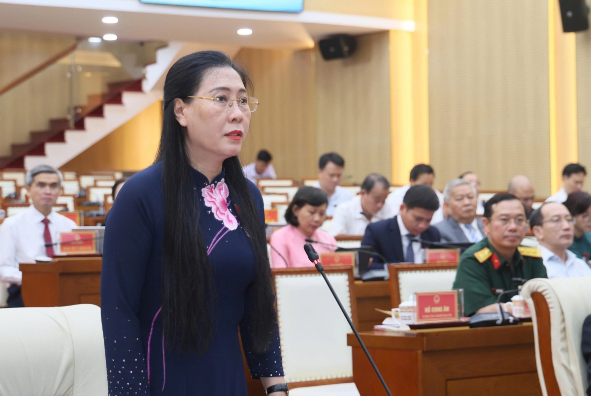 Bà Bùi Thị Quỳnh Vân, Bí thư Tỉnh ủy Quảng Ngãi phát biểu tại kỳ họp