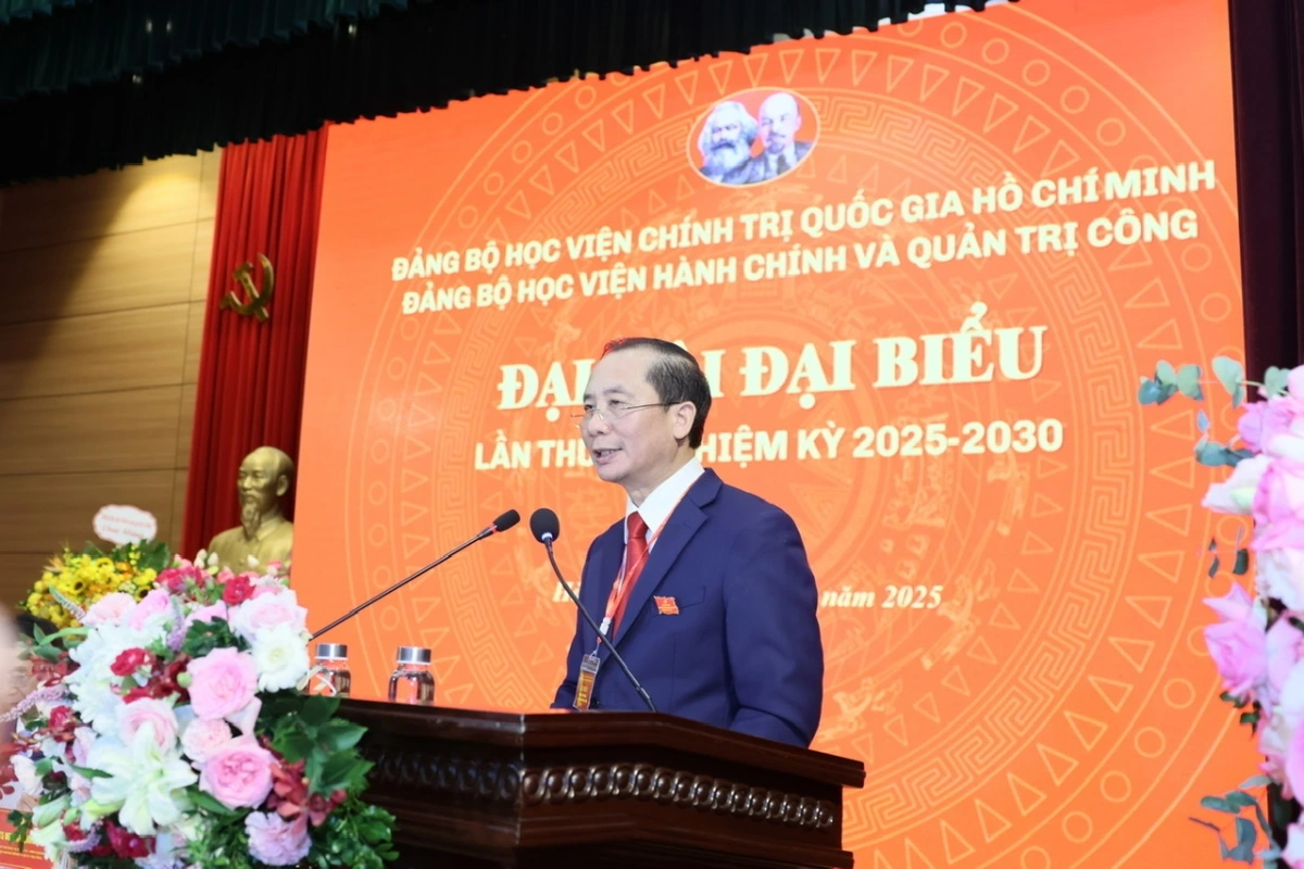 PGS.TS Nguyễn Bá Chiến phát biểu tại Đại hội Đại biểu Đảng bộ Học viện Hành chính và Quản trị công lần thứ XII, nhiệm kỳ 2025-2030.