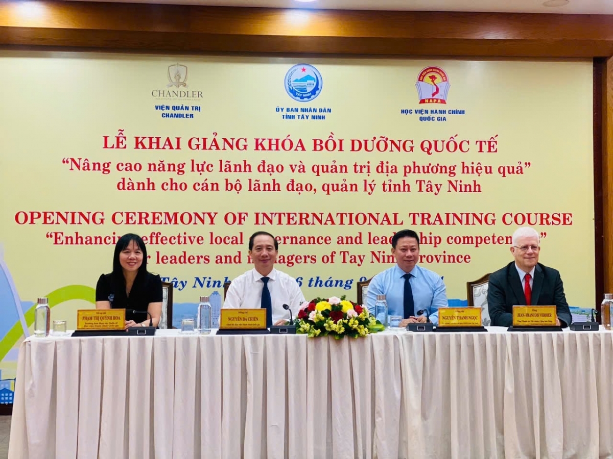 PGS.TS Nguyễn Bá Chiến (áo trắng) tại lễ khai giảng khóa bồi dưỡng quốc tế "Nâng cao năng lực lãnh đạo và quản trị địa phương hiệu quả" dành cho cán bộ lãnh đạo, quản lý tỉnh Tây Ninh.