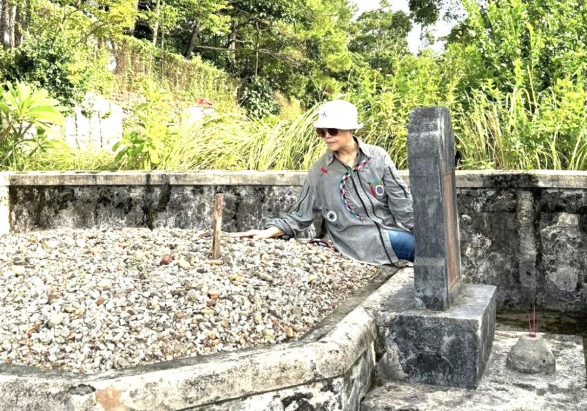 Bà Thái Kim Lan bàng hoàng khi phát hiện mộ người thân trong khu vực nghĩa trang phía sau chùa Thiên Mụ bị đóng cọc