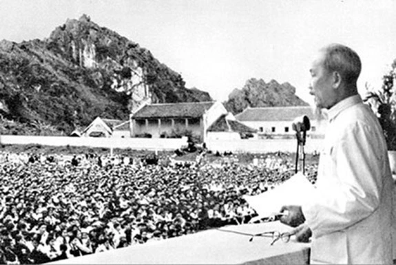 Chủ tịch Hồ Chí Minh thăm và nói chuyện với nhân dân tỉnh Lạng Sơn (1960). Ảnh tư liệu