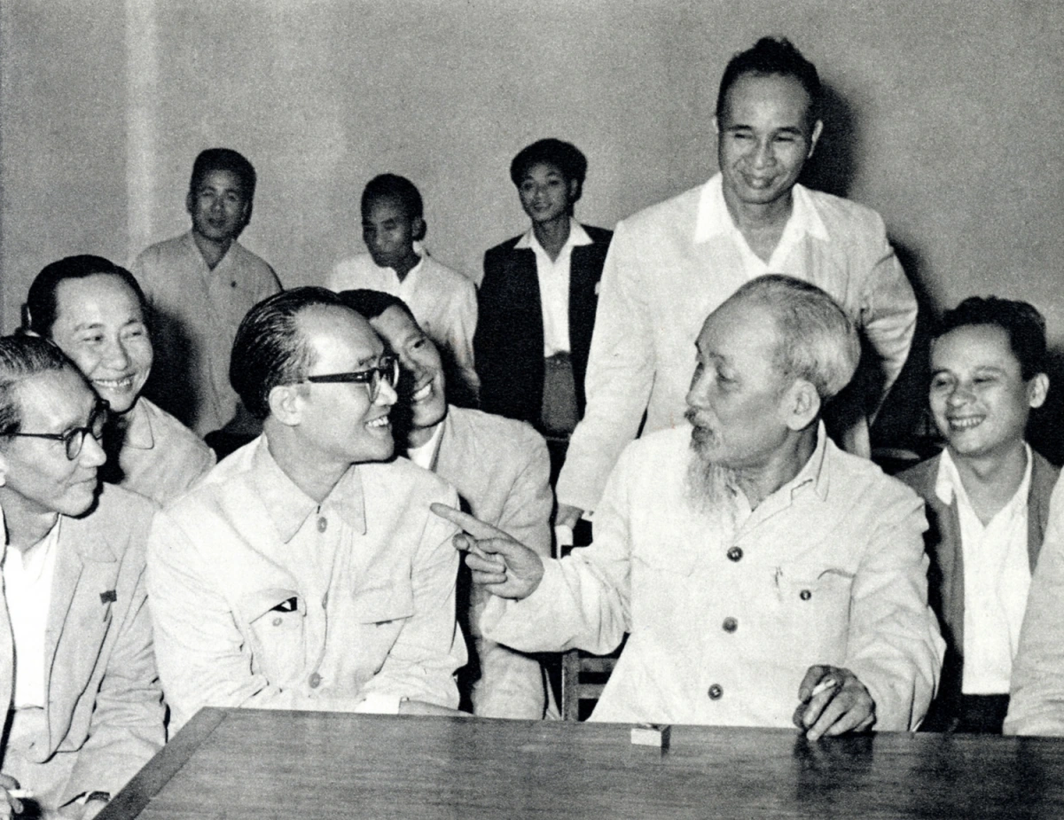 Chủ tịch Hồ Chí Minh nói chuyện thân mật với các đại biểu trí thức dự Hội nghị chính trị đặc biệt (tháng 3/1964)_Nguồn: TTXVN