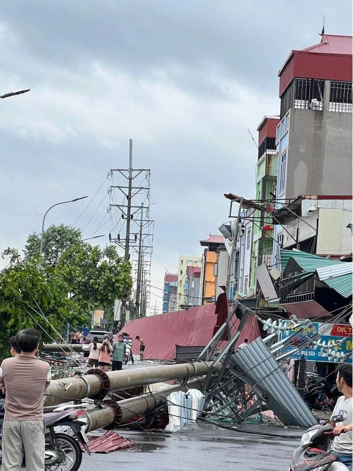 Nhiều cột điện trên địa bàn cũng bị đổ gãy