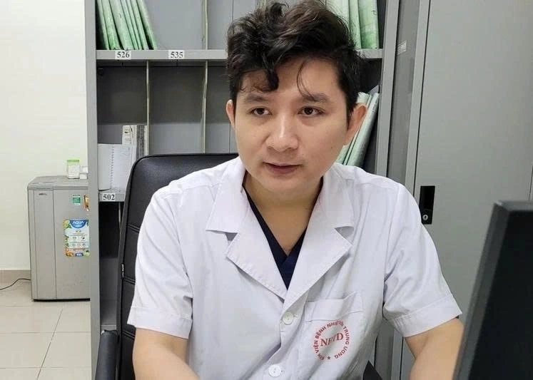 Bác sĩ Lê Văn Thiệu, khoa Nhiễm khuẩn Tổng hợp, Bệnh viện Bệnh Nhiệt đới Trung ương (ảnh BSCC)