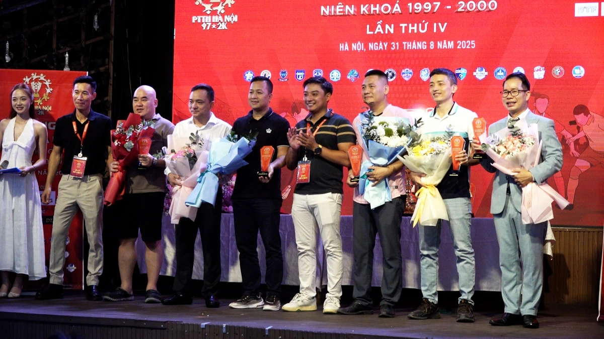 Ban tổ chức trao kỷ niệm chương tri ân các nhà tài trợ.