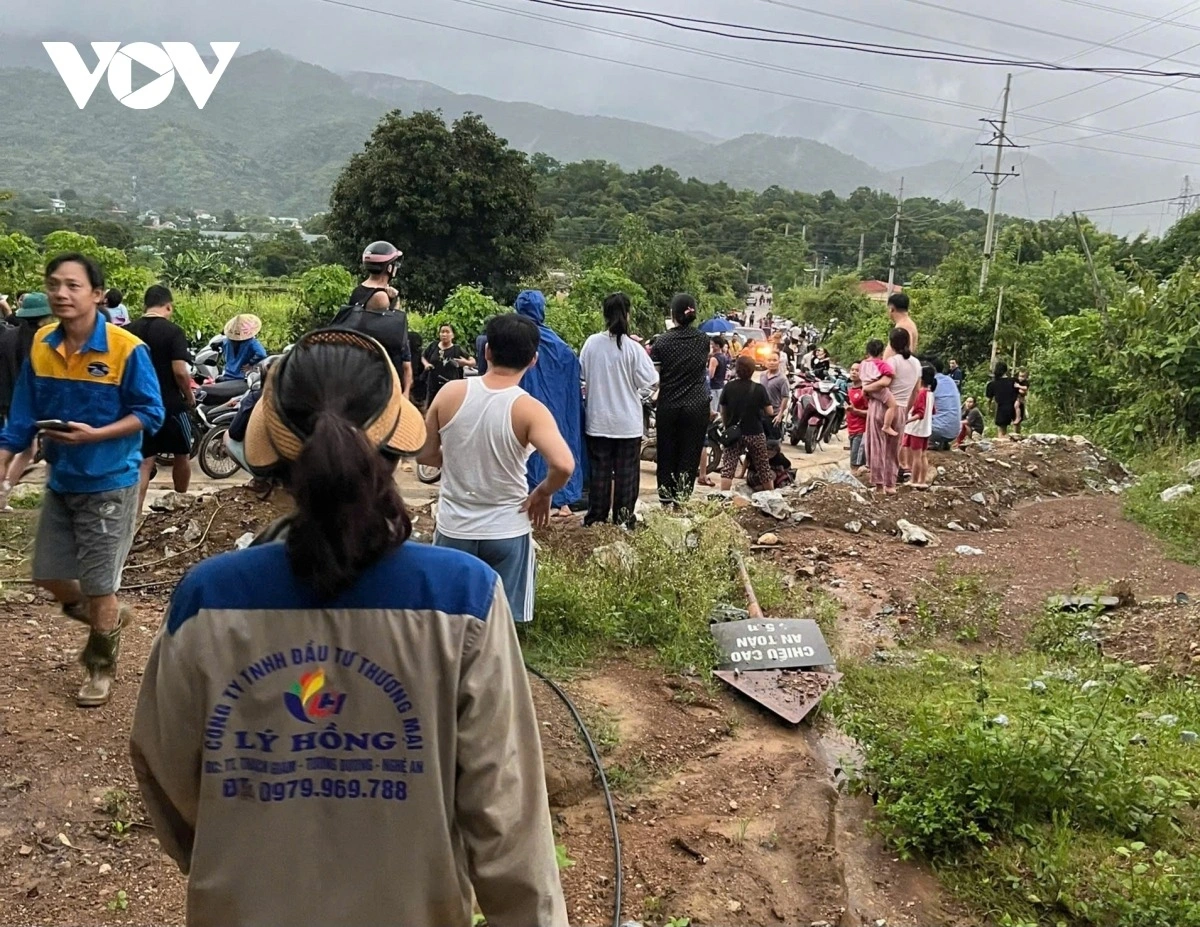 Người dân vùng lũ Nghệ An hoảng loạn vì thông tin vỡ đập Thủy điện Bản Vẽ.