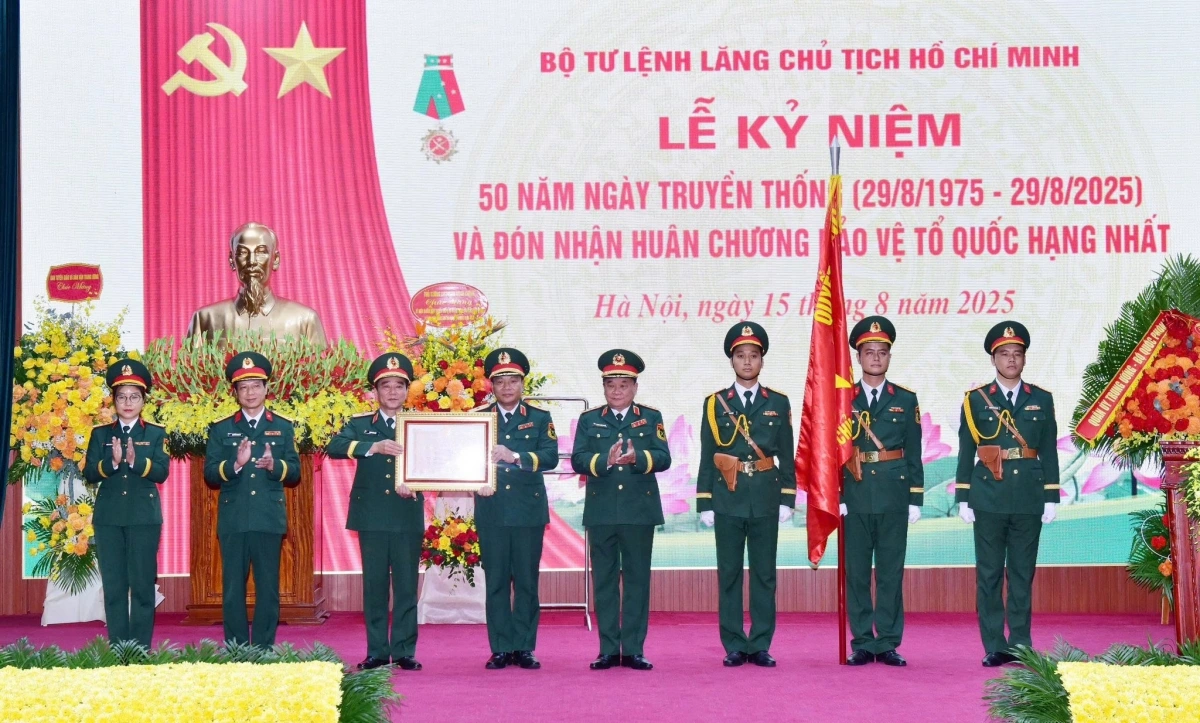 Bộ Tư lệnh Lăng Chủ tịch Hồ Chí Minh tổ chức trọng thể lễ kỷ niệm 50 năm ngày truyền thống và đón nhận Huân chương bảo vệ Tổ quốc hạng Nhất. Ảnh: PV