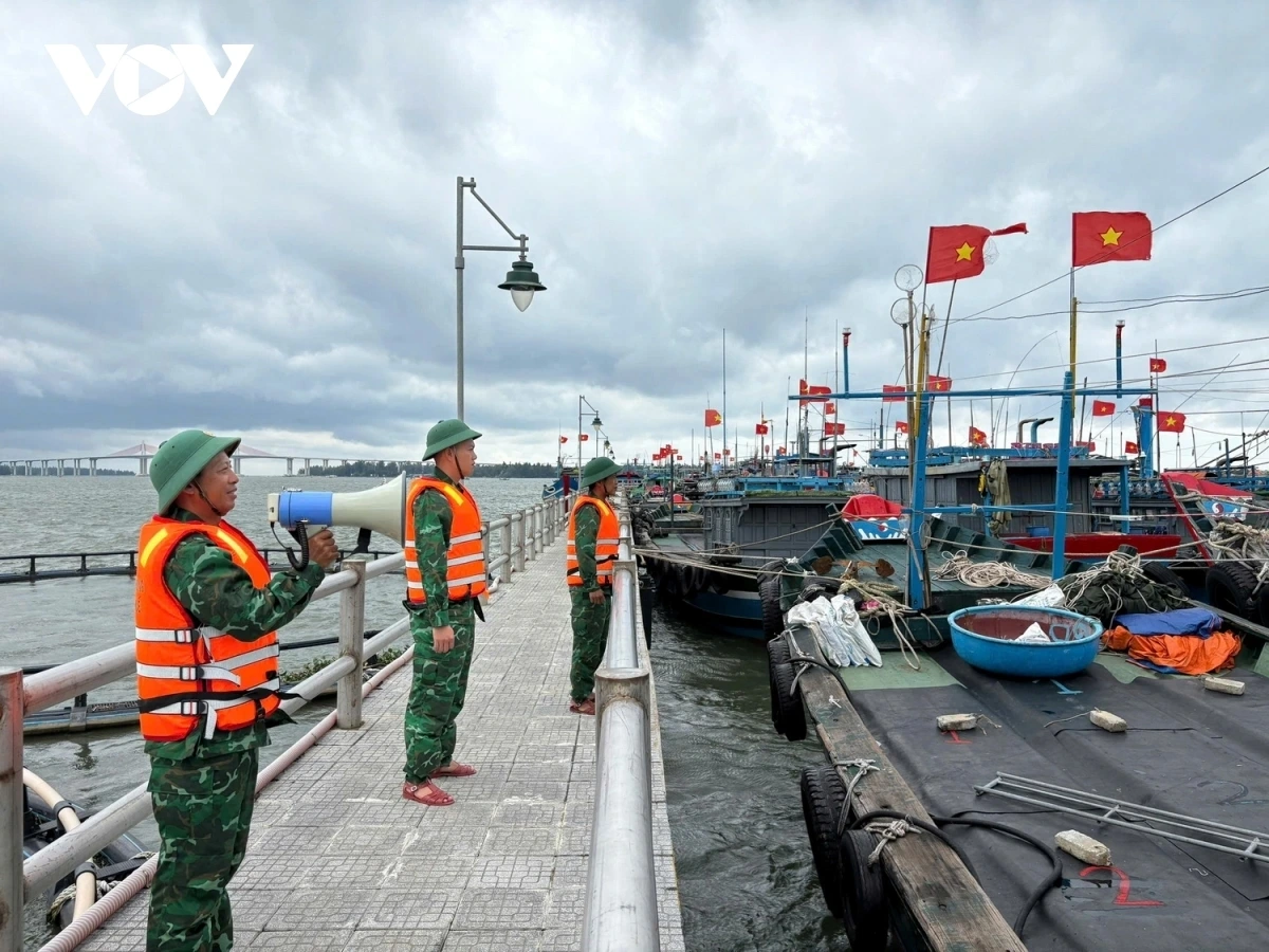 Bộ đội Biên phòng kêu gọi ngư dân rời thuyền lên bờ tránh bão