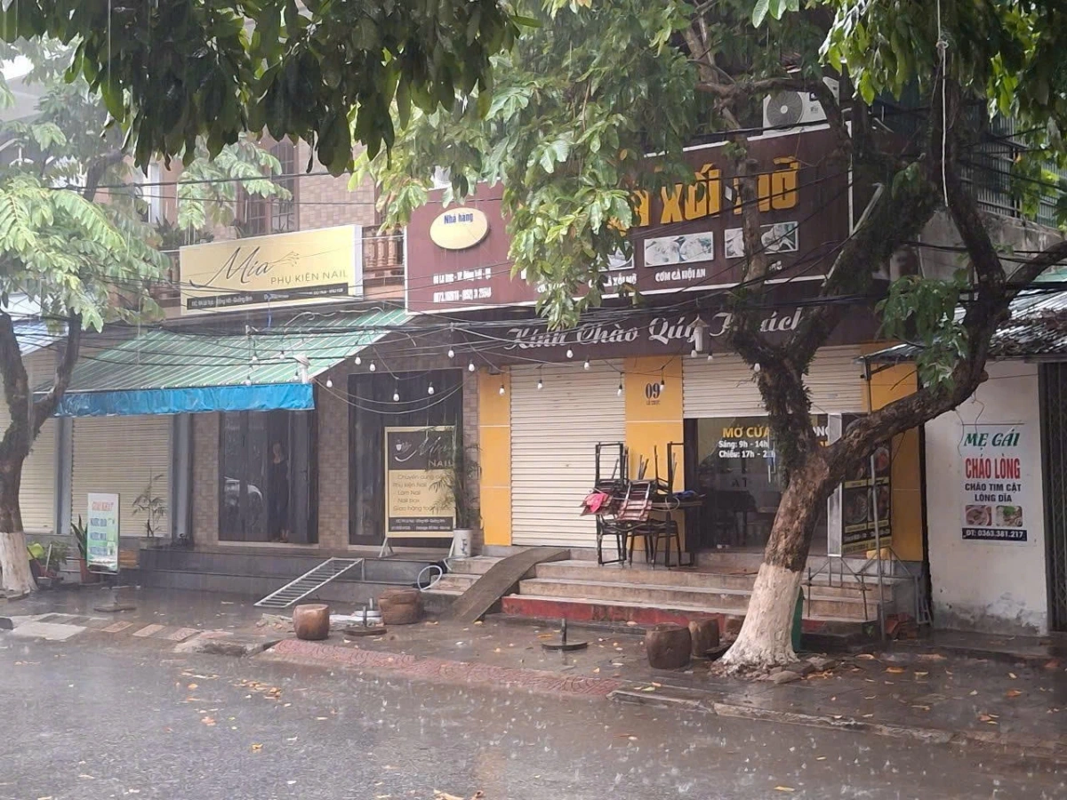 Từ sáng nay, hầu hết nhà dân đã đóng cửa, mọi người ở trong nhà để chống bão