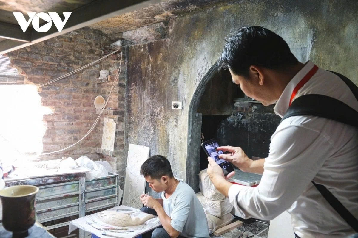 Journalists explore ceramic craft at Bat Trang pottery village