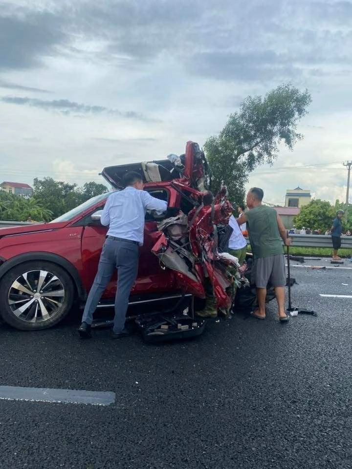 Xe 5 chỗ dập nát trong tai nạn với xe tải trên cao tốc Hà Nội - Hải Phòng, 4 người nhập viện.