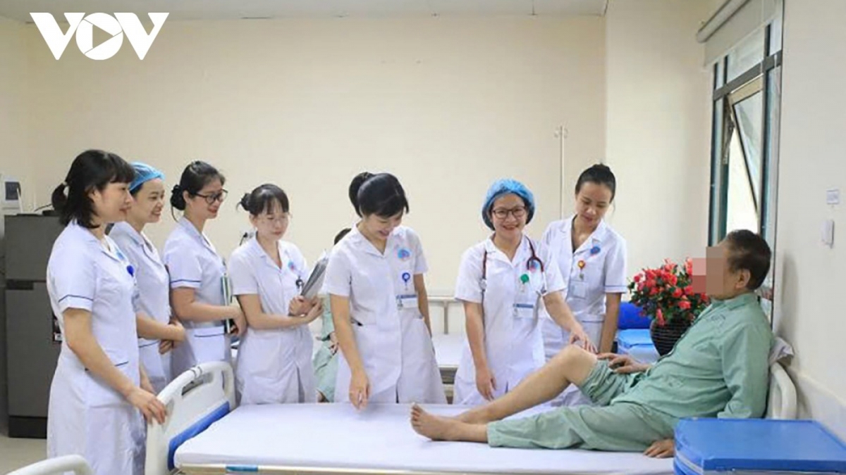 Bệnh nhân bị gút mạn tính lạm dụng thuốc chứa các thành phần corticoid để chữa bệnh, dẫn đến bị nhiều tác dụng phụ