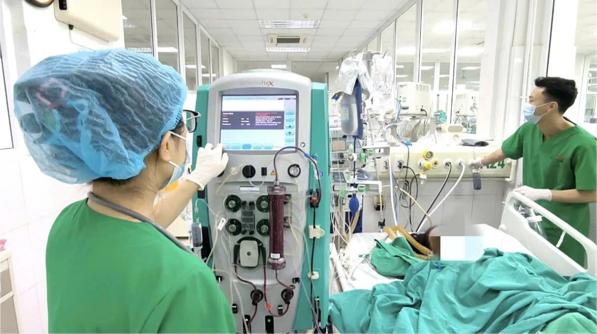Bác sĩ đang tích cực điều trị cho bệnh nhân (ảnh BVCC)
