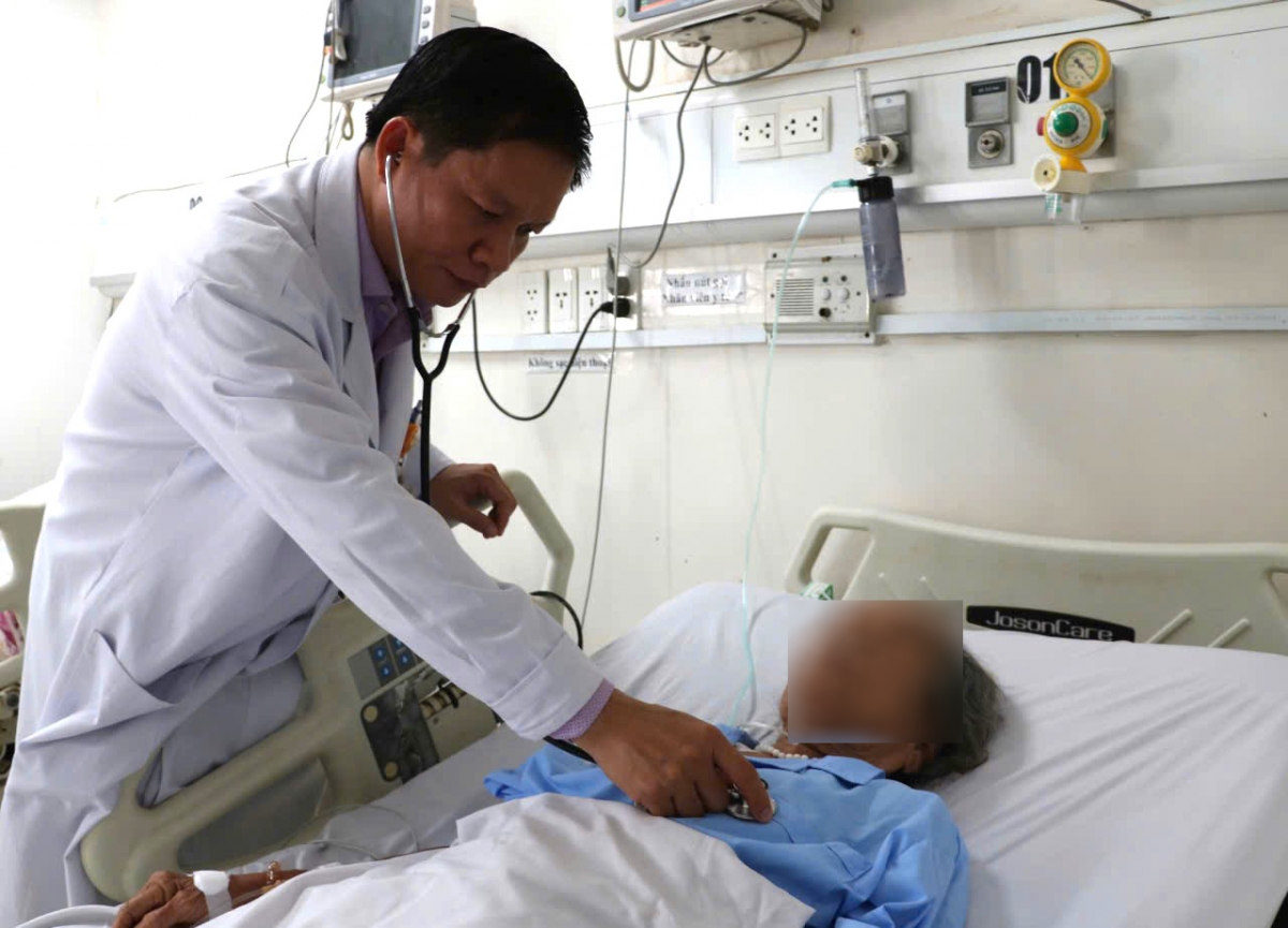 BS.CKII Nguyễn Văn Vũ thăm khám cho bệnh nhân T.B.