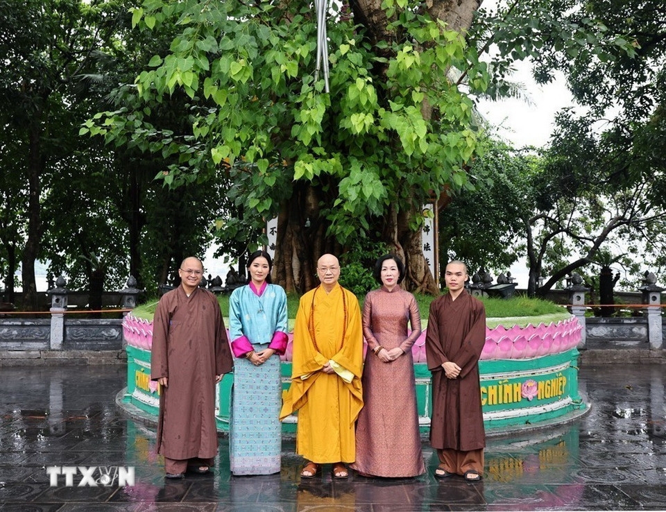 Cũng trong khuôn khổ chuyến thăm, Quốc vương Bhutan Jigme Khesar Namgyel Wangchuck đã thăm một số địa phương và cơ sở tôn giáo, kinh tế của Việt Nam. Phu nhân Chủ tịch nước Lương Cường, bà Nguyễn Thị Minh Nguyệt và Hoàng hậu Bhutan Jetsun Pema Wangchuck đã đến tham quan, dâng hương tại chùa Trấn Quốc ở Hà Nội. (Ảnh: TTXVN)