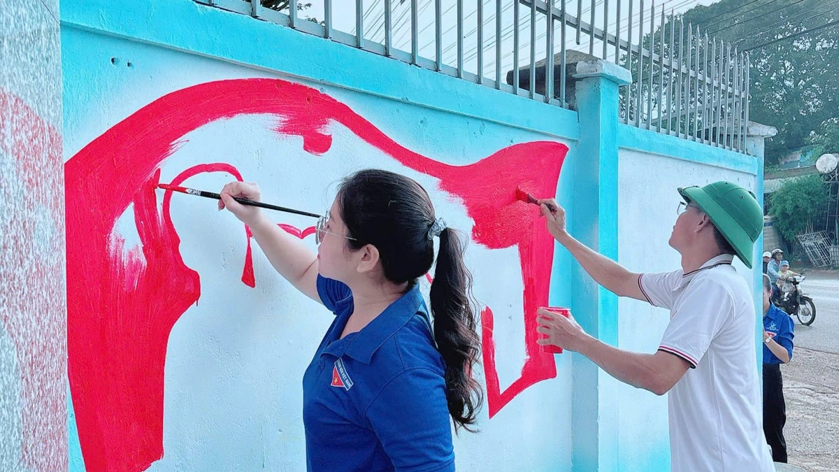 Các trường ở xã Lộc Tấn đang được sơn sửa để đón học sinh cho năm học mới 