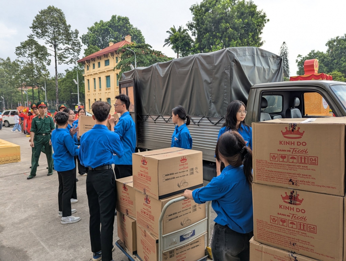 Đoàn viên thanh niên phường Ba Đình phụ giúp vận chuyển những thùng quà.