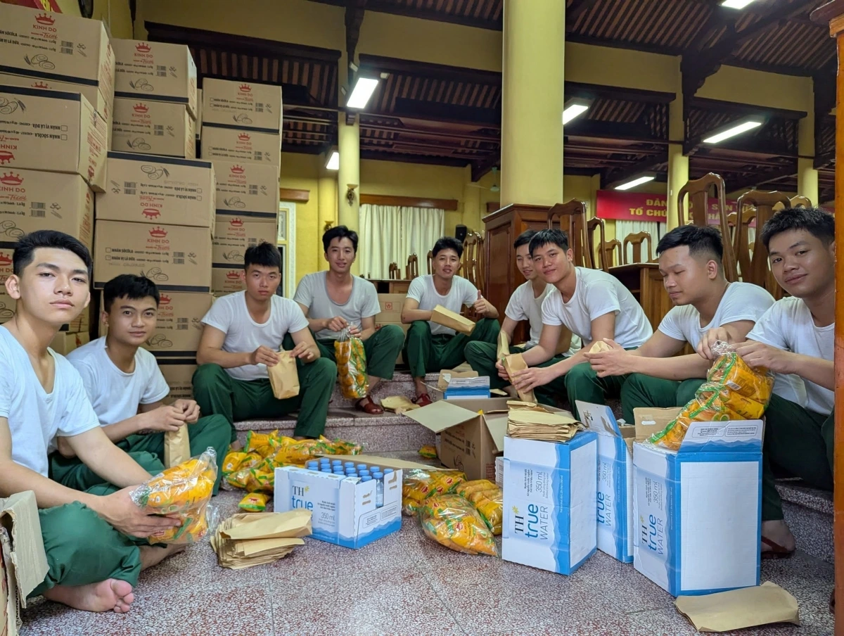 Các chiến sĩ Bộ Tư lệnh Lăng Chủ tịch Hồ Chí Minh chuẩn bị quà cho đồng bào và khách quốc tế đến viếng Bác trong ngày 31/8 và ngày 3/9/2025.