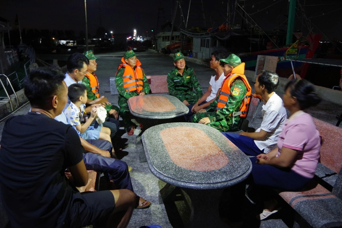 Lực lượng Bộ đội Biên phòng đã tìm kiếm, cứu nạn thành công ngư dân gặp nạn trên biển và bàn giao cho gia đình. Ảnh: Minh Khôi