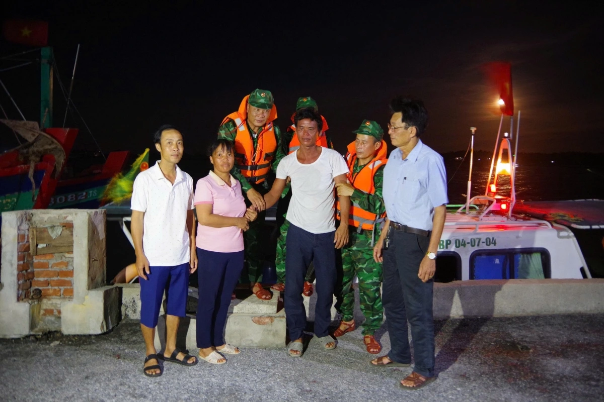 Ban Chỉ huy Bộ đội Biên phòng tỉnh Ninh Bình phối hợp tìm kiếm, cứu nạn thành công ngư dân gặp nạn trên biển. Ảnh: Minh Khôi