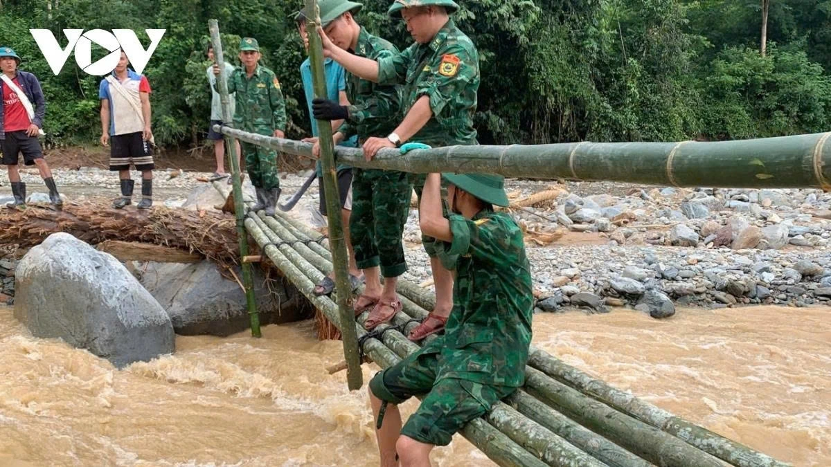 Lực lượng quân đội làm cầu tạm để cứu trợ khẩn cấp các bản làng vũng lũ ở Nghệ An. Ảnh: Hải Thượng