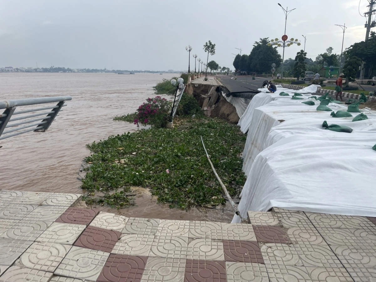 Bờ kè xã Thường Phước Tiền tiếp tục sạt lở cần làm rõ nguyên nhân.
