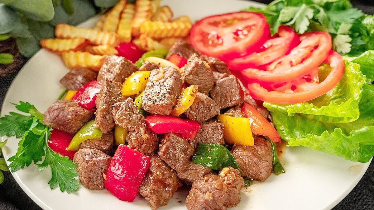 Món bò lúc lắc (Vietnamese shaking beef) được lấy cảm hứng từ việc mô tả hành động lắc hoặc đảo thịt bò trong khi đang áp chảo. (Ảnh: Internet)
