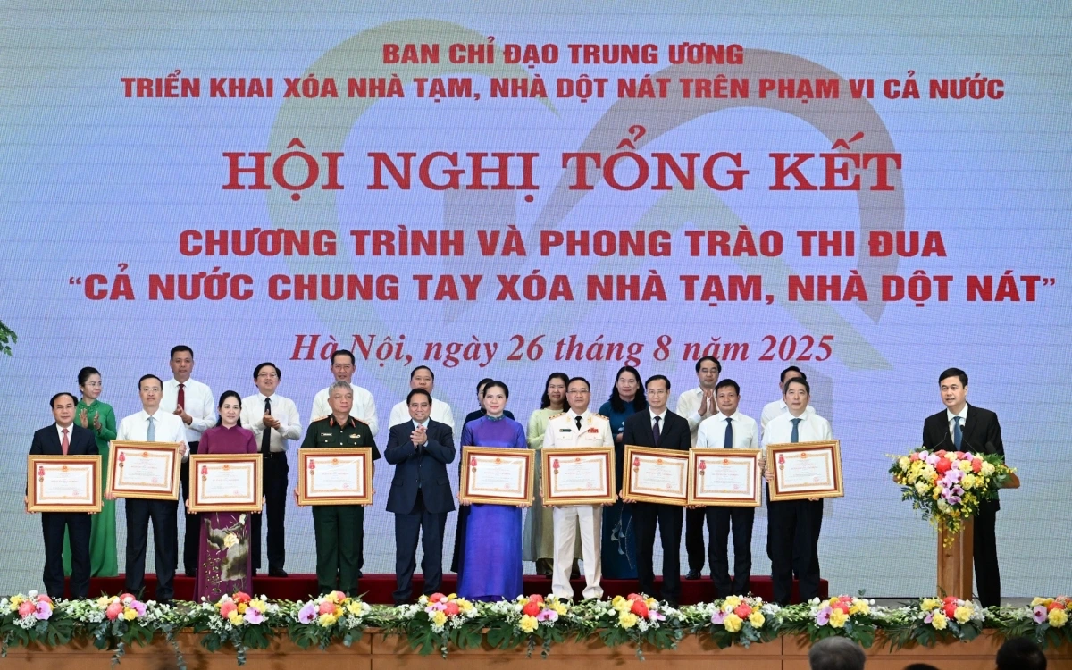 Thủ tướng trao Huân chương Lao động hạng Ba tặng 19 tập thể có thành tích xuất sắc thực hiện chương trình và phong trào thi đua “Cả nước chung tay xóa nhà tạm, nhà dột nát trong năm 2025.