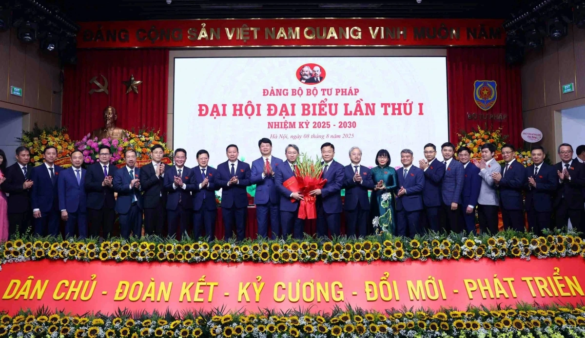Phó Thủ tướng Chính phủ Lê Thành Long chúc mừng Ban Chấp hành Đảng bộ Bộ Tư pháp nhiệm kỳ 2025 - 2030.