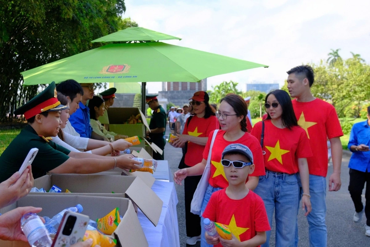 Nhiều gia đình cho con vào Lăng viếng Bác dịp Quốc khánh thấy vui hơn khi nhận được quà.