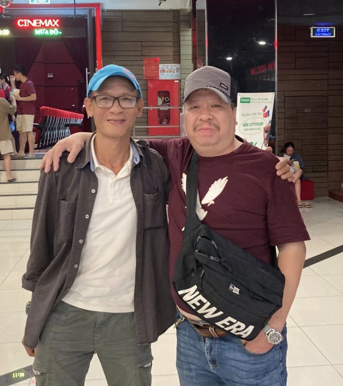 NSƯT, đạo diễn Bùi Trung Hải (phải) chụp cùng NSND Lý Thái Dũng, quay phim của phim "Mưa đỏ". Ảnh: NVCC