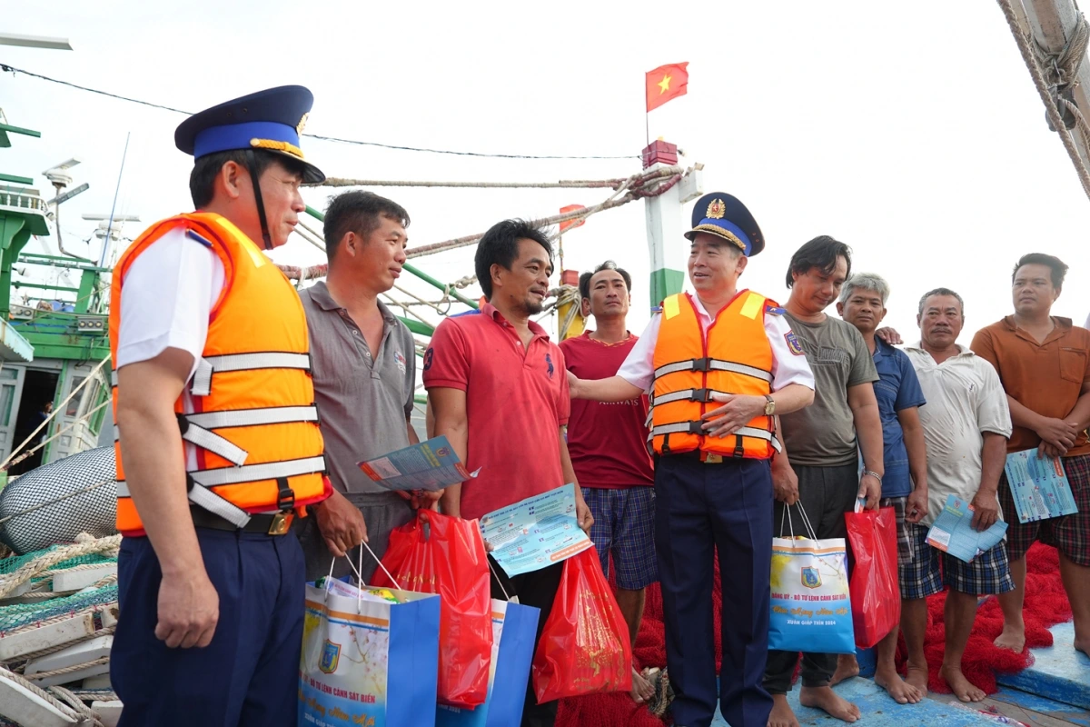 Trung tướng Bùi Quốc Oai, Chính ủy Cảnh sát biển Việt Nam  thăm, động viên và tặng quà ngư dân huyện Côn Đảo.