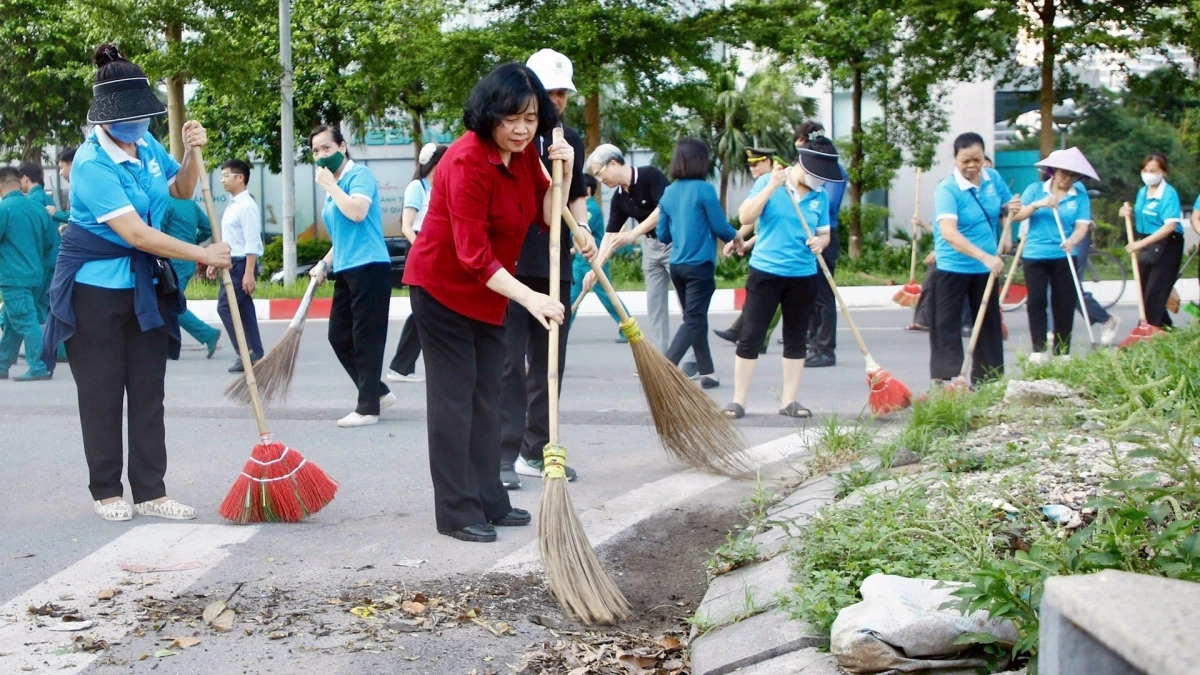 Bí thư Thành ủy Hà Nội Bùi Thị Minh Hoài tham gia dọn vệ sinh cùng người dân Xuân Đỉnh. Ảnh: Viết Thành